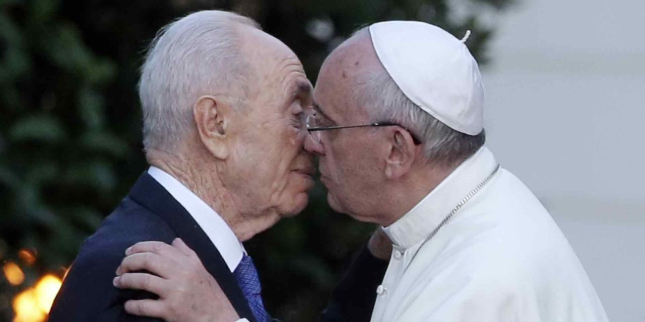 Papst Franziskus und Shimon Peres diskutieren die Gründung einer “Vereinten Nationen der Religionen”.